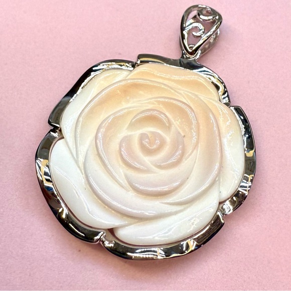 NQC9 Handcarved 3D FLOWER Organic White Queen Pink Conch Pendant 18KWGold S925